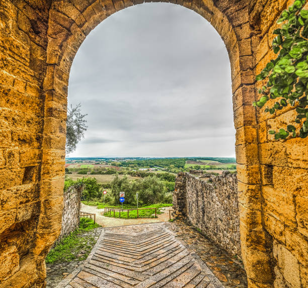 istock Arch in Monteriggioni city wall 867896374