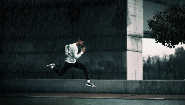 tardive - courir sous la pluie photos et images de collection