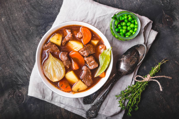 gulasz mięsny z wołowiną - stew beef meal beef stew zdjęcia i obrazy z banku zdjęć