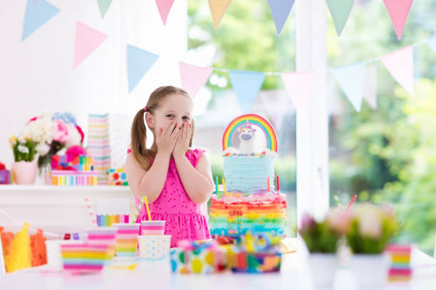 子供の誕生日パーティー。ケーキの女の子。 - birthday family party cake ストックフォトと画像