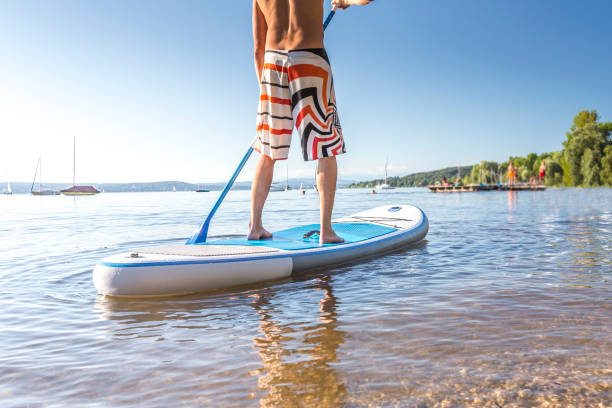 standup-paddling in un bellissimo lago - lake tegernsee foto e immagini stock