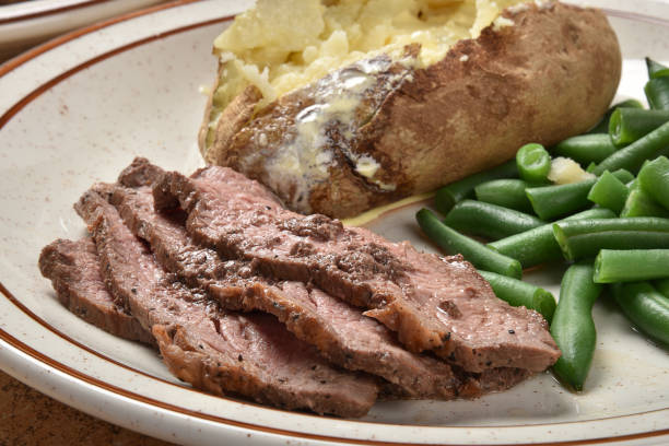 ローストビーフを使ったディナー - sirloin steak baked potato beef gourmet ストックフォトと画像
