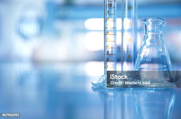 Glaskolben Mit Zylinder Im Blauen Wissenschaft Labor Hintergrund Stockfoto und mehr Bilder von Labor