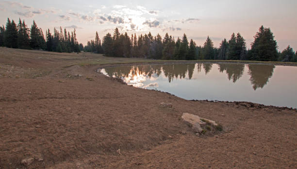 wschód sło�ńca nad dzikim koniem otwór wody o świcie w pryor mountains wild horse range w montana stany zjednoczone - montana sunrise mountain mountain range zdjęcia i obrazy z banku zdjęć