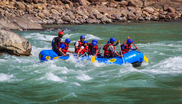 river rafting grupy brodzik na rzece ganges w rishikesh indie - asian ethnicity group of people tourist passenger zdjęcia i obrazy z banku zdjęć