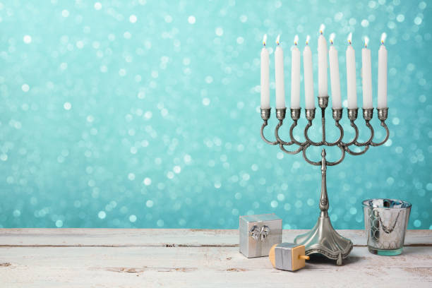 ユダヤ人の祝日のハヌカ本枝の燭台、ドレイドル木製のテーブルにプレゼントとお祝い - hanukkah menorah candle blue ストックフォトと画像