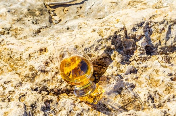 único whisky de malte em vidro na pedra, bebo em uma pedra natural - scotch on the rock - fotografias e filmes do acervo