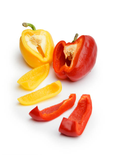 흰색 배경에 고립 다진된 고추 - yellow bell pepper 뉴스 사진 이미지