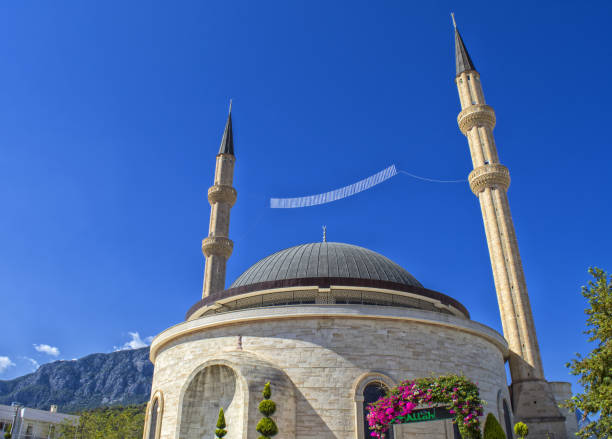 мечеть кемер-ками в центре кемера. турция - god column dome mountain стоковые фото и изображения