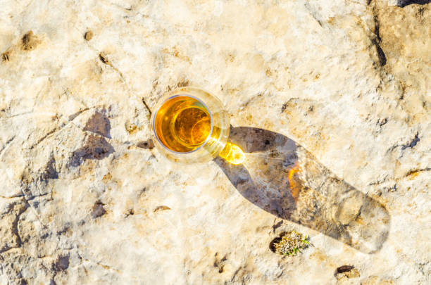 único whisky de malte em vidro na pedra, bebo em uma pedra natural - scotch on the rock - fotografias e filmes do acervo