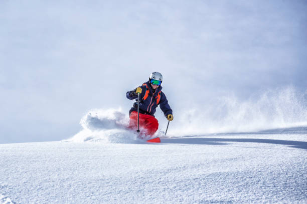 extrême freeride ski - skiing sports helmet powder snow ski goggles photos et images de collection