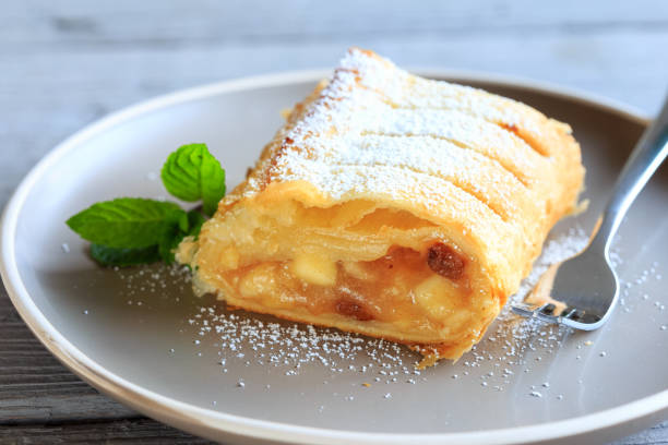 apple strudel Apple strudel strudel stock pictures, royalty-free photos & images