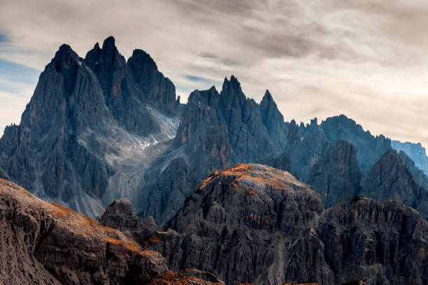 вид на кадини ди мисюрина из седла, доломити, италия - day autumn beauty in nature belluno стоковые фото и изображения