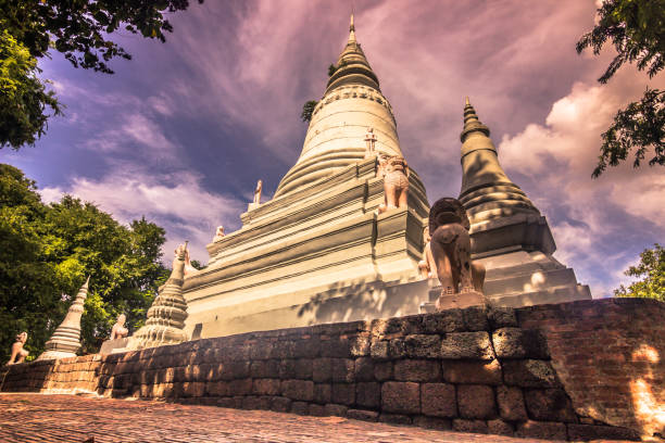 8 de outubro de 2014: stupa do templo wat phnom em phnom penh, camboja - phnom penh - fotografias e filmes do acervo