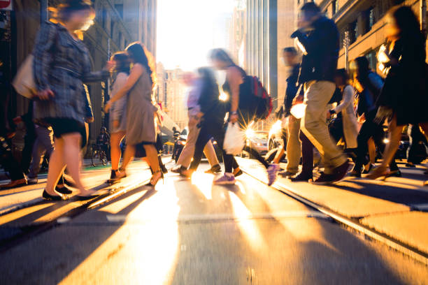 crossing people - traffic at rush hour - defocused blurred motion road street imagens e fotografias de stock