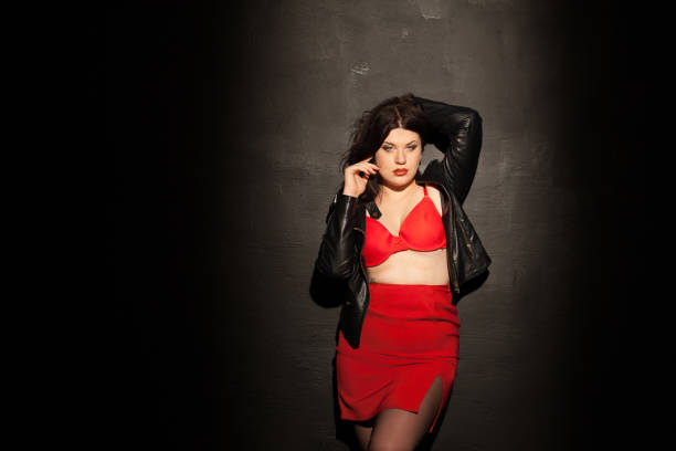 dikke vrouw in rode ondergoed - plussize model fotos stockfoto's en -beelden