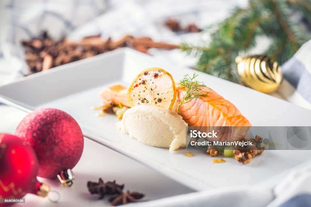 Comida de Natal com salmão filé e decoração casa hotel ou restaurante - Foto de stock de Natal royalty-free