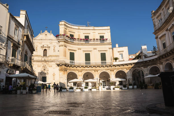 bar e turistas na praça de saint mary, em martina franca - martino - fotografias e filmes do acervo