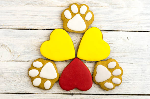 istock Festive colorful gingerbread. Multicolored hearts. 868099326