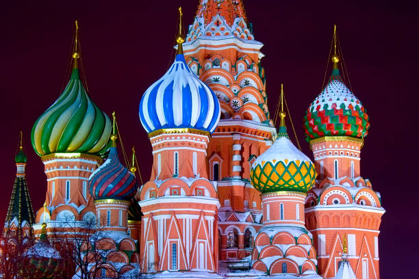 -잘 알려진 랜드마크-모스크바의 붉은 광장에서 세인트 바 실 성당의 위쪽 부분 가로등으로 조명 하 고 겨울 밤에 눈으로 덮여. - snow cupola dome st basils cathedral 뉴스 사진 이미지
