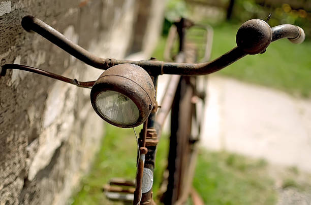 istock Detail of rusty bicycle leaning against an old wall. 868112368