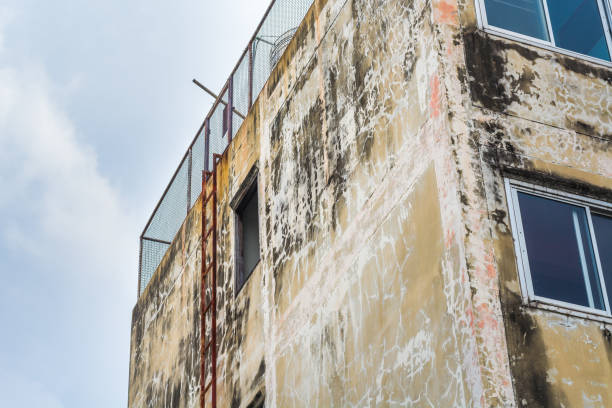 istock Staircase old vertical building metal rusted. 868112494