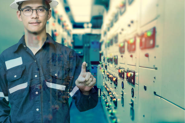 doble exposición de hombre ingeniero o técnico presione su dedo action en sala eléctrica del engranaje de interruptor de la plataforma de petróleo y gas o planta industrial por concepto de proceso, el comercio y la industria de monitor. - machine operator fotografías e imágenes de stock