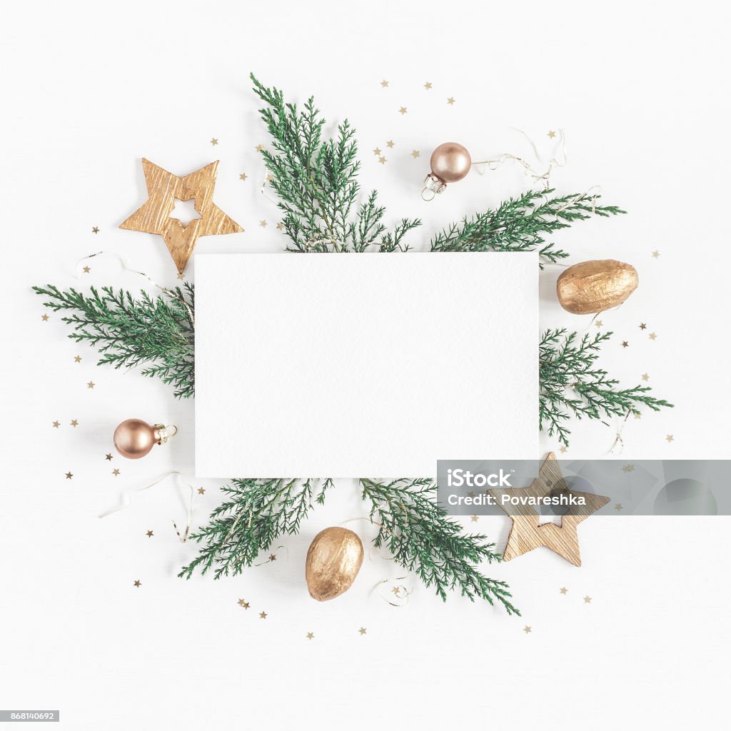 Carta bianca, rami di alberi di Natale, decorazioni dorate. Laici piatti - Foto stock royalty-free di Natale