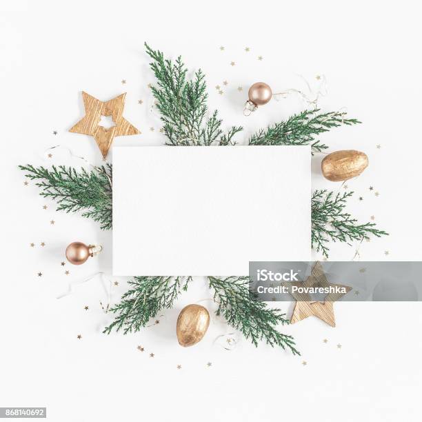 Carta Bianca Rami Di Alberi Di Natale Decorazioni Dorate Laici Piatti - Fotografie stock e altre immagini di Natale