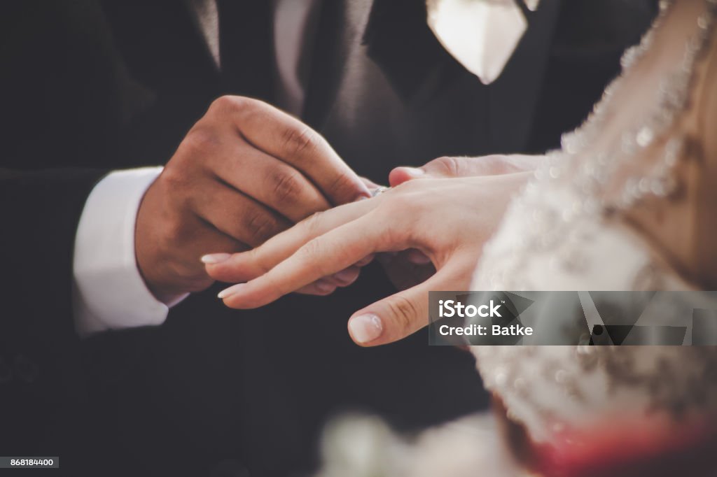 Novio a novia Putting anillo de dedo - Foto de stock de Boda libre de derechos