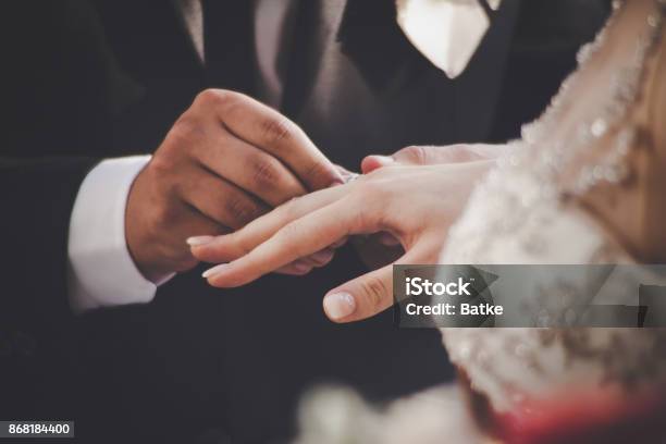 Novio A Novia Putting Anillo De Dedo Foto de stock y más banco de imágenes de Boda - Boda, Iglesia, Anillo - Joya