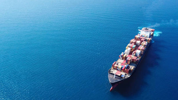 grote container schip op zee - top-down luchtfoto afbeelding - container ship stockfoto's en -beelden