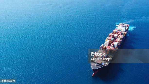 Foto de Grande Navio De Contentores No Mar De Cima Para Baixo A Imagem Aérea e mais fotos de stock de Frete