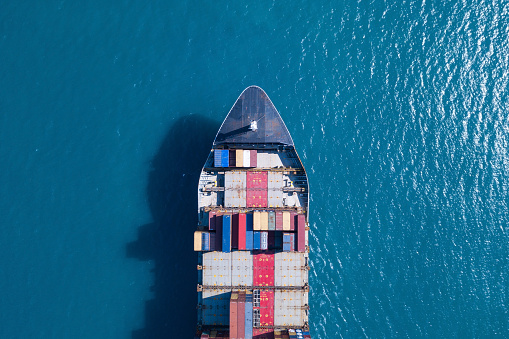 Gran barco de contenedores en el mar - de arriba hacia abajo de la imagen aérea photo