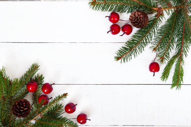 año nuevo, tema de la navidad. ramas de abeto verde con piñas, bayas decorativas sobre fondo blanco de madera. fondo de celebración. espacio libre para las inscripciones, notas. - pine nut tree pine tree pine cone fotografías e imágenes de stock