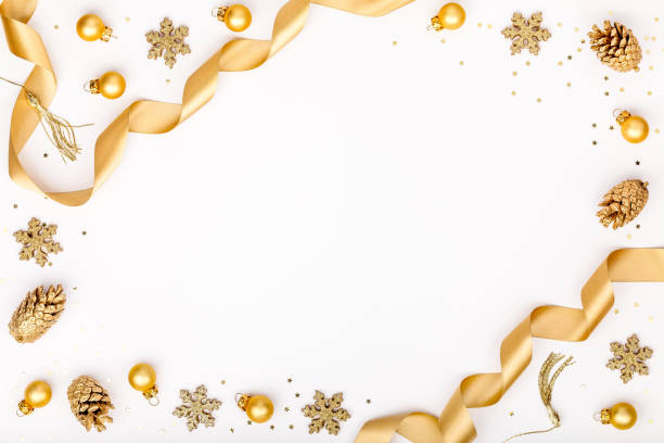 크리스마스 또는 새 해 프레임 구성. 텍스트 복사 빈 공간 흰색 바탕에 골드 색상에는 크리스마스 훈장 휴일과 축 하 엽서 또는 초대에 대 한 개념입니다. 상위 뷰 - ribbon christmas christmas ornament decoration 뉴스 사진 이미지