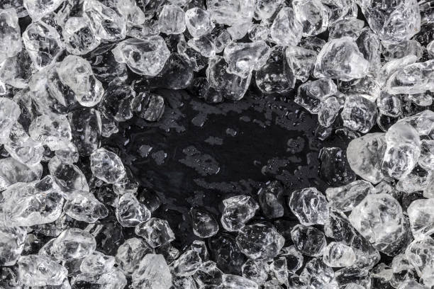 黒い背景に砕いた氷。トップ ビュー - ice crushed ice crushed textured ストックフォトと画像