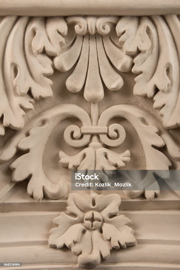 intonaco decorazioni aggraziate sulle colonne su sfondo nero - Foto stock royalty-free di Affari finanza e industria intonaco decorazioni aggraziate sulle colonne su sfondo nero - Foto stock royalty-free di Affari finanza e industria