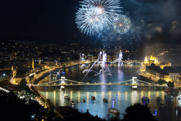 vista panoramica di budapest con fuochi d'artificio dalla collina di gellert - royal palace of buda flash foto e immagini stock