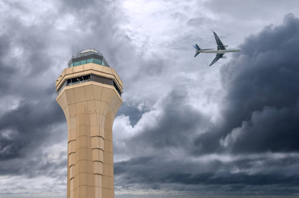 torre di controllo del traffico aereo di miami in una giornata tempestosa. - air traffic control tower foto e immagini stock