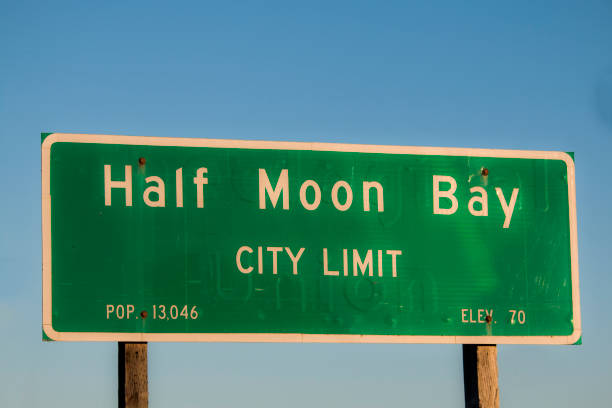 половина мун бэй сити пределы знак - half moon bay стоковые фото и изображения