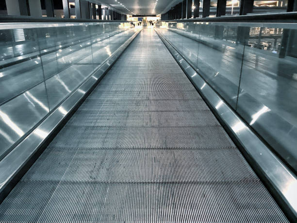дорожка аэропорта - moving walkway escalator airport walking ст�оковые фото и изображения