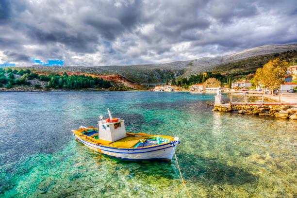 chios 섬, 그리스에서 낚시 보트 - chios island 뉴스 사진 이미지