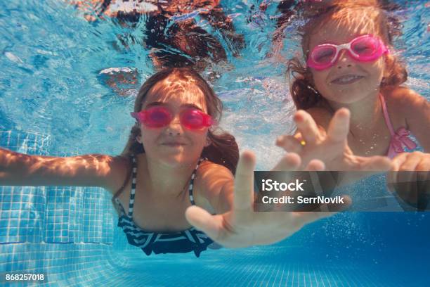 Zwei Glückliche Mädchen Brille Unter Wasser Schwimmen Stockfoto und mehr Bilder von Kind