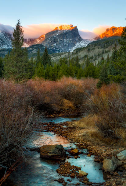 die berggipfel leuchten bei sonnenaufgang in colorado rocky mountain nationalpark - continental divide trail stock-fotos und bilder