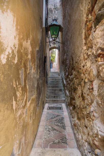 słynny vicolo stretto w taorminie - narrow alley zdjęcia i obrazy z banku zdjęć