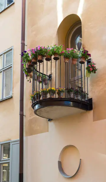 En balkong med vackra blommor i Gamla Stan i Stockholm.