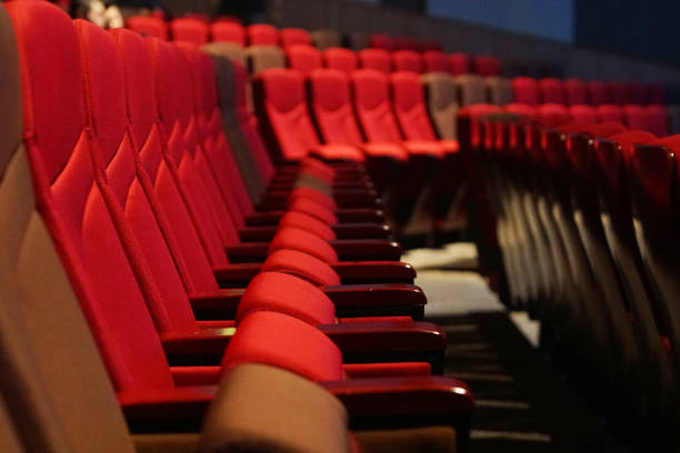 panno in tessuto di velluto rosso vuoto molti posti fila - stage theater theatrical performance curtain seat foto e immagini stock