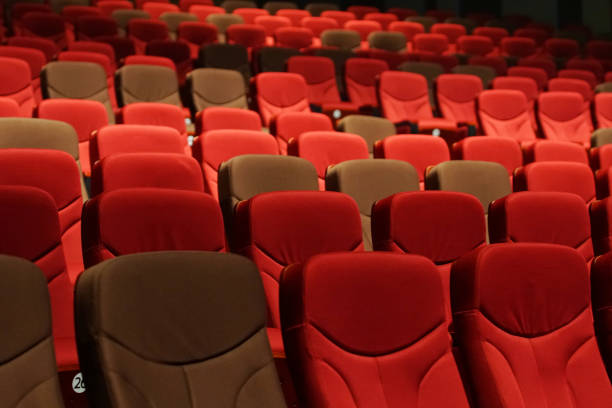 panno in tessuto di velluto rosso vuoto molti posti fila - stage theater theatrical performance curtain seat foto e immagini stock