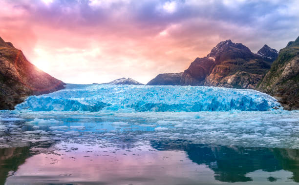 アラスカ氷河湾クルーズ船の休日からの景観 - glacier bay national park ストックフォトと画像